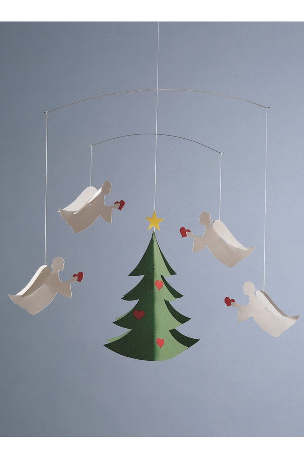 플렌스테드(Flensted)의 "트리와 천사 4 - Angels of Love 4"는 덴마크 전통 공예 기술로 탄생한 인테리어 모빌입니다. 북유럽 모던 스타일의 디자인은 그린, 화이트, 레드의 조화로운 컬러와 별, 하트 장식으로 사랑스러운 분위기를 연출합니다. 35 x 40 cm 크기로, 크리스마스 트리와 천사 무늬가 섬세하게 표현되어 장식용으로 훌륭합니다. 1953년에 설립된 플렌스테드의 균형 잡힌 디자인은 공간에 생동감을 불어넣는 특별한 가치를 선사합니다.
