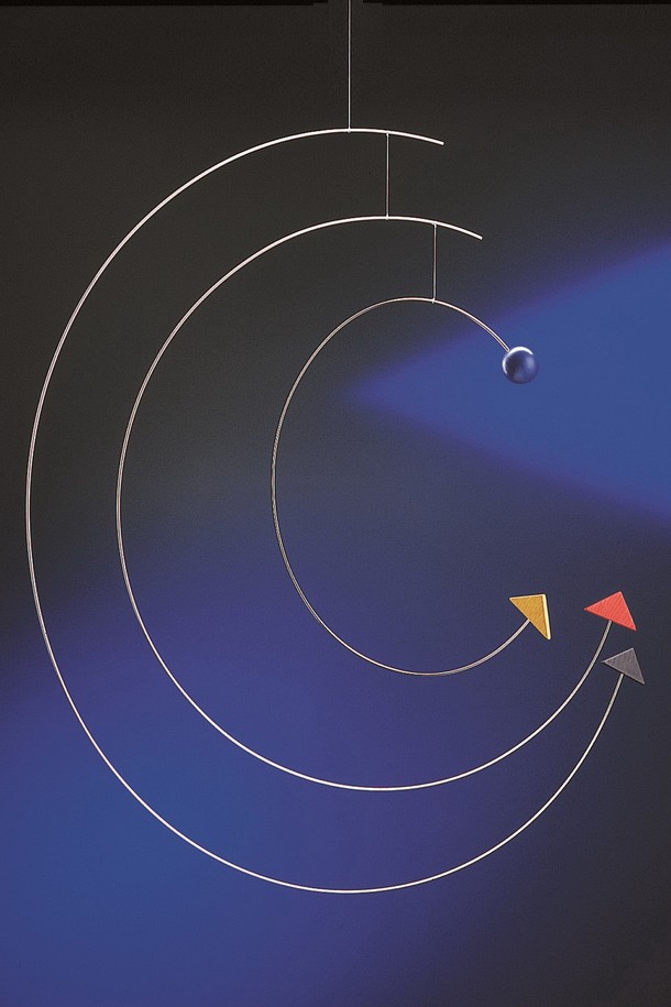 "접촉 - So close"는 금속, 나무, 실, 와이어를 주소재로 사용하여 수공예로 제작된 인테리어 모빌입니다. 화이트와 블랙 두 가지 색상으로 제공되며, 미니멀하고 모던한 공간에 기하학적인 패턴으로 포인트를 더합니다. 세 개의 구체 디자인이 공기의 흐름을 감지하여 움직임을 만들어내며, 그림자 효과를 통해 공간에 은은한 분위기를 선사합니다. 천장에 걸어 설치하며, 직사광선과 강한 바람을 피해 부드러운 움직임을 유지하며 관리해야 합니다. 정밀한 밸런스가 필요한, 지속적인 형태 변화를 보여주는 매력적인 작품입니다.
