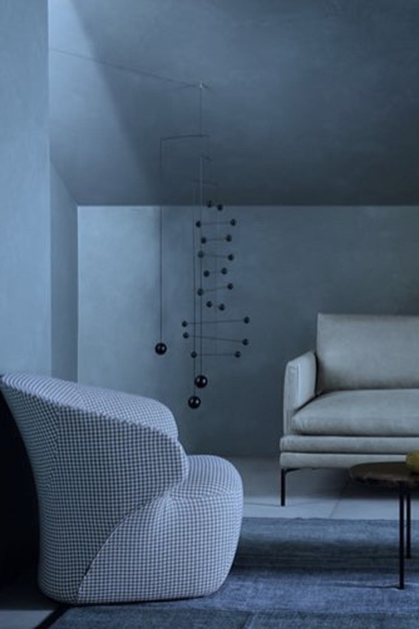 '카운터포인트 블랙'은 음악적 대위법에서 영감을 얻어 탄생한 예술 장식품입니다. 밤나무와 스테인리스 스틸 소재로 제작되었으며, 추상적이고 기하학적인 패턴이 돋보입니다. 독립적인 선의 조화와 공기 흐름에 따라 움직이는 디자인은 시각적인 즐거움을 선사하며, 조명에 따라 그림자 효과를 더합니다. 단색 또는 밝은 색상의 벽면에 설치하여 공간에 깊이와 개성을 더해보세요. 설치 후 완벽한 균형을 이루기까지 약간의 시간이 필요합니다.
