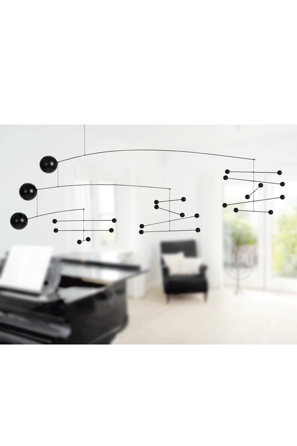 심포니 - Symphony in 3 movements black은 음악적 모티브와 추상적인 디자인이 돋보이는 홈데코 제품입니다. 비치우드와 스테인리스 스틸 소재로 제작되었으며, 음표와 오선지 패턴이 섬세하게 표현되었습니다. 1972년에 제작되었으며, 모차르트의 음악에서 영감을 받아 3단 구성과 모빌 형태를 갖춘 특별한 디자인입니다. 공기의 흐름에 따라 움직이며, 그림자 효과를 통해 명상적인 분위기를 연출합니다. 실내, 피아노 위, 코너 등 다양한 공간에서 장식용으로 활용하여 스트레스 해소 효과를 얻을 수 있습니다.
