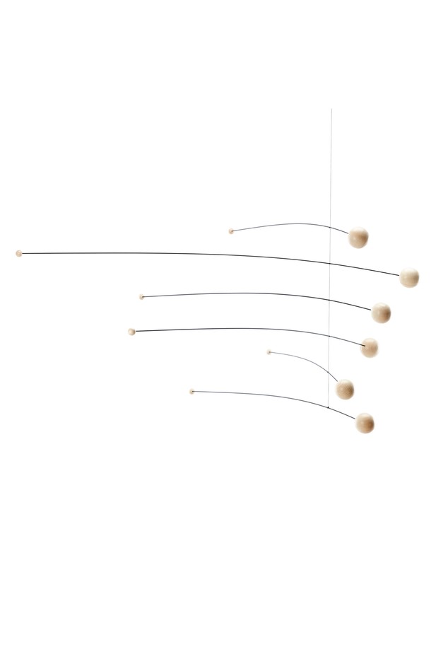 미래 자연 - Futura Natura는 덴마크 전통 공예를 현대적으로 재해석한 인테리어 모빌입니다. 비치우드와 스테인리스 스틸 소재로 제작되었으며, 모던하고 미니멀한 스타일을 추구합니다. 기하학적인 패턴과 행성계를 모티브로 한 디자인은 실내에 독특한 분위기를 더합니다. 6개의 수평 바와 위성 디자인이 공중에 떠 있는 듯한 착시 효과를 주며, 공기 흐름을 감지하고 그림자 효과를 통해 공간에 재미를 더합니다. 1970년 오리지널 디자인을 바탕으로 제작되었으며, 실내 장식 용도로 적합합니다.
