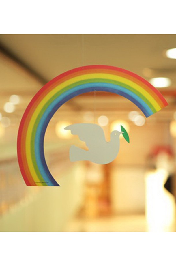 무지개 노아스 레인보우는 노아의 방주를 모티브로 한 사랑스러운 인테리어 모빌입니다. 플랫 카드보드 구조로 제작되었으며, 무지개와 평화의 상징인 비둘기, 올리브 나뭇가지를 섬세하게 디자인하여 북유럽 스타일의 심플한 분위기를 연출합니다. 레인보우와 화이트 컬러의 조화가 따뜻하고 아늑한 느낌을 주며, 중형 사이즈로 벽이나 천장에 걸어 장식하기 좋습니다. 덴마크 전통 공예 기법을 현대적으로 재해석하여 특별함을 더했습니다. 아이 방, 거실 등 다양한 공간에 포인트 인테리어 소품으로 활용해보세요.
