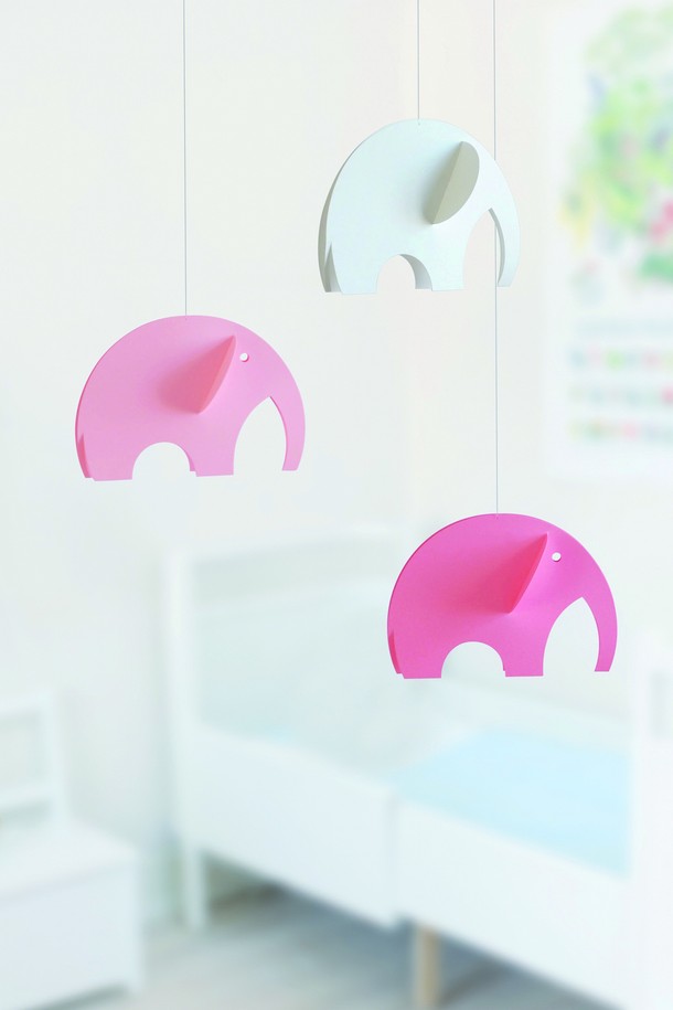 아기코끼리 pastel - 올레펀츠 핑크는 덴마크 플렌스테드의 섬세한 공예 기술로 탄생한 인테리어 모빌입니다. 핑크와 화이트 색상의 조화가 돋보이며, 3차원 입체 디자인의 코끼리 무늬가 사랑스러운 분위기를 연출합니다. 천장에 설치하여 공간에 북유럽, 모던 스타일의 감성을 더하고, 공기의 흐름에 따라 움직이는 코와 꼬리, 그림자 효과로 시각적인 즐거움을 선사합니다. 세리그래피컬 포일 소재로 제작되었으며, 45 x 35 cm 크기로 실내 공간을 아늑하게 장식합니다.
