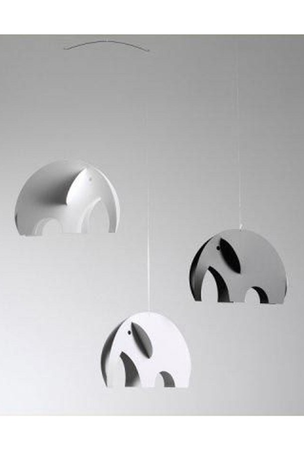 아기 코끼리 - Olephants Black/Grey/White는 덴마크 전통 공예 기법으로 제작된 인테리어 모빌입니다. 흑백, 회색으로 구성된 세련된 컬러는 신생아의 시각 발달에 최적화된 디자인을 제공합니다. 3차원 입체 디자인과 연결 가능한 코끼리 귀는 아이의 시선을 사로잡는 매력적인 요소입니다. 부드러운 공기 흐름에 반응하여 균형 잡힌 움직임을 선사하며, 실내 인테리어 장식 또는 신생아 선물용으로 좋습니다. 직사광선과 강한 기류를 피해 단순한 배경에 설치하는 것을 권장합니다.
