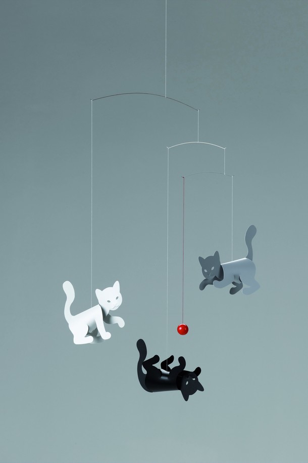 [클릭모빌] 어린 고양이 - Kitty Cats는 덴마크 전통 공예 기법으로 제작된 인테리어 모빌입니다. 세리그래피컬 호일 소재와 3D 입체 디자인으로, 장난치는 세 마리의 고양이와 빨간 공을 생동감 있게 표현했습니다. 공기 흐름에 따라 움직이는 조립식 모빌로, 다채로운 색상과 귀여운 고양이 캐릭터가 아기방을 포함한 다양한 공간에 산뜻함을 더합니다. 가볍고 조립이 쉬우며, 행거 시스템이 포함되어 있어 간편하게 설치할 수 있습니다. 어린 고양이 Kitty Cats 모빌로 사랑스러운 공간을 연출해 보세요.
