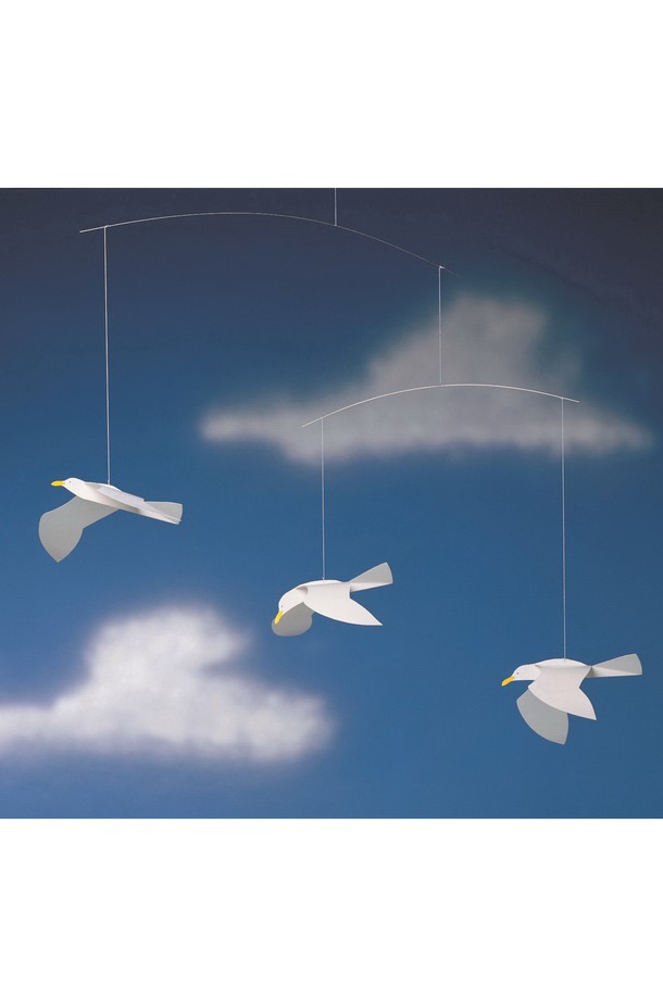 "갈매기 - Soaring Seagulls"는 덴마크 전통 공예 기법으로 제작된 인테리어 모빌입니다. 와이어, 카드보드, 실을 사용하여 섬세하게 표현된 갈매기 3마리가 공중에 떠다니는 모습을 연출합니다. 미니멀하고 모던한 디자인으로 어떤 공간에도 잘 어울리며, 회색 컬러와 새 모티프가 은은한 분위기를 자아냅니다. 천장에 매달아 설치하며, 움직임과 그림자 효과를 통해 공간에 생동감을 더합니다. 실내용으로 제작되어 빛과 그림자의 조화를 감상할 수 있습니다.
