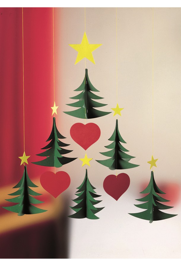 플렌스테드(Plantead) 크리스마스 트리6 - Christmas Trees 6 모빌은 인테리어 장식에 활용할 수 있는 제품입니다. 종이 소재로 제작되었으며, 초록, 빨강, 노랑 색상과 크리스마스 트리, 하트, 별 무늬가 특징입니다. 북유럽 및 모던 스타일을 연출하며, 42 x 34 cm 크기로 공간에 포인트를 더합니다. 덴마크 전통 공예품으로, 균형 잡힌 모빌 디자인이 돋보이는 인테리어 소품입니다.
