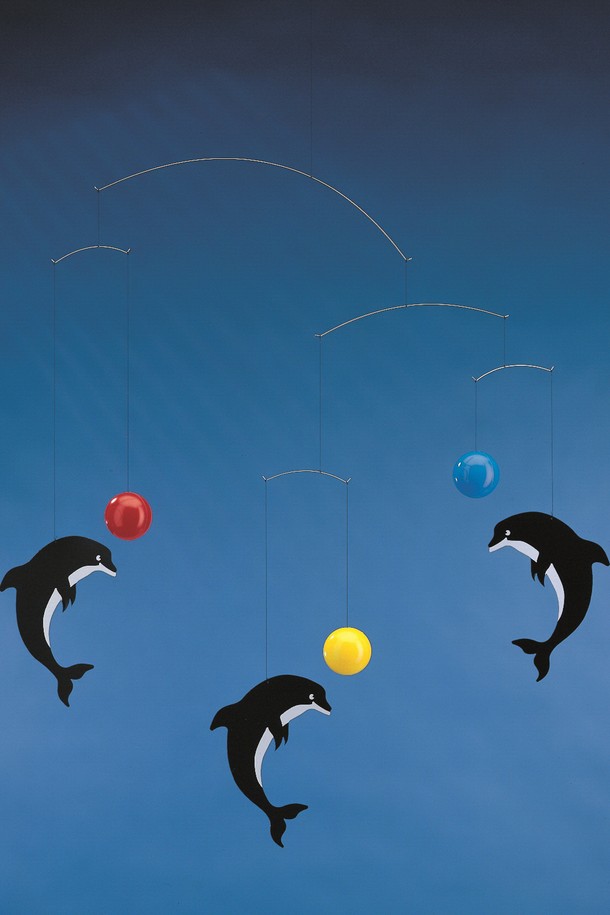 **돌고래 Dolphinarium (돌고래 돌피나리움)**은 실내 장식을 위한 아티스틱한 모빌입니다. 세리그래피컬 호일과 와이어를 사용하여 제작되었으며, 돌고래와 비치볼 무늬가 특징입니다. 공기의 흐름에 따라 움직이며 그림자 효과를 연출하여 시각적인 안정감을 선사합니다. 욕실이나 실내에 설치하여 아름다운 분위기를 연출할 수 있습니다. 수공예로 제작되어 섬세하며, 직사광선과 강한 기류를 피해 실내에서 사용하십시오.
