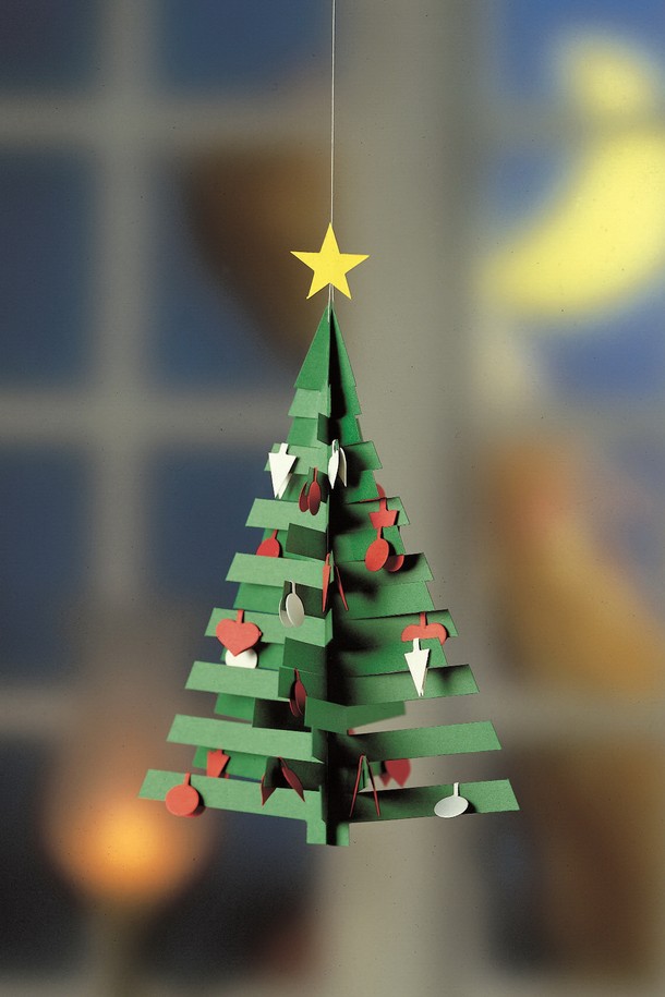 플렌스테드(Flentsted)의 "트리 1 - Calendar Tree 1"(캘린더 트리 1)은 모던하고 미니멀한 스타일의 크리스마스 장식입니다. 카드보드, 와이어, 실 소재로 제작되었으며, 그린 색상의 크리스마스 트리 무늬를 가지고 있습니다. 접이식 기능과 3D 변형으로 공간 효율적인 디자인을 제공하며, 별과 오너먼트 디자인 장식이 특징입니다. 3D 트리로 변형 가능하며, 보관이 용이하고 재사용할 수 있어 실용적입니다. 조립이 필요한 제품입니다.
