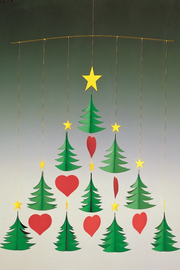 플렌스테드 크리스마스 트리 10 모빌은 덴마크 전통 공예 기술로 탄생한 인테리어 장식입니다. 북유럽 및 모던 스타일을 추구하며, 그린, 레드, 옐로우 컬러의 크리스마스 트리, 하트, 별 무늬가 조화롭게 어우러집니다. 섬세한 디자인과 균형 잡힌 움직임이 특징이며, 모든 연령대의 공간에 아늑한 분위기를 선사합니다. 1953년 크리스찬과 그레이 플렌스테드 부부가 설립한 플렌스테드의 현대적인 감각을 담은 모빌로, 겨울 인테리어를 더욱 풍성하게 연출해보세요.
