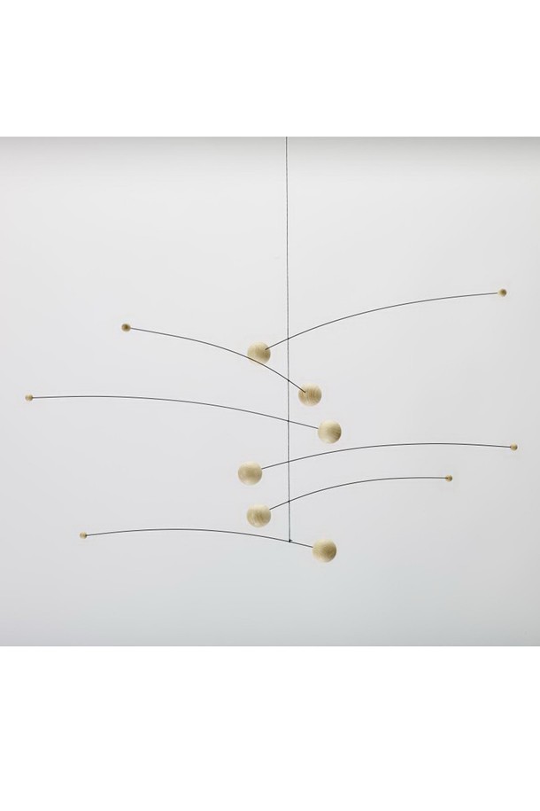 미래 자연 - Futura Natura는 덴마크 전통 공예를 현대적으로 재해석한 인테리어 모빌입니다. 비치우드와 스테인리스 스틸 소재로 제작되었으며, 모던하고 미니멀한 스타일을 추구합니다. 기하학적인 패턴과 행성계를 모티브로 한 디자인은 실내에 독특한 분위기를 더합니다. 6개의 수평 바와 위성 디자인이 공중에 떠 있는 듯한 착시 효과를 주며, 공기 흐름을 감지하고 그림자 효과를 통해 공간에 재미를 더합니다. 1970년 오리지널 디자인을 바탕으로 제작되었으며, 실내 장식 용도로 적합합니다.
