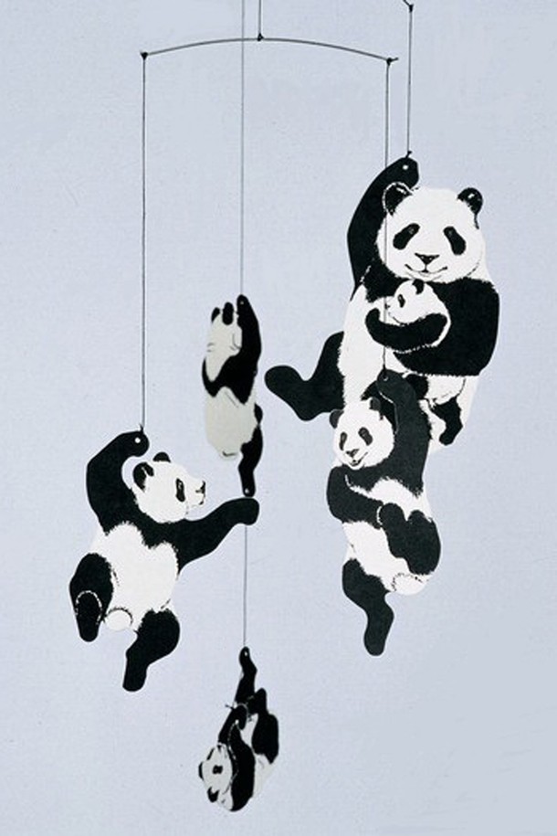 "팬더 - Panda mobile"은 종이, 실, 와이어로 제작된 실내 장식용 모빌입니다. Kurt Eriksen의 디자인으로, 팬더 캐릭터와 모빌 형태가 어우러져 아름다운 그림자 효과를 연출합니다. 공기의 흐름에 따라 움직이는 이 장식품은 스트레스 해소에도 도움을 줄 수 있습니다. WWF 멸종위기종을 상징하는 팬더 디자인으로, 아이들이 특히 좋아하는 디자인입니다. 단색 벽면에 설치하여 더욱 돋보이게 연출해 보세요.
