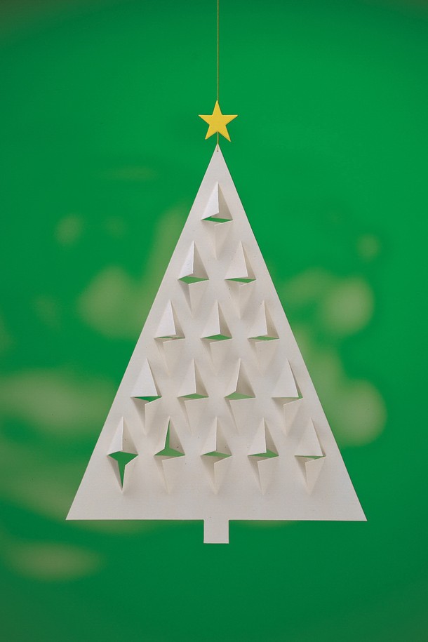 프리즘 트리 화이트(Prismas Tree White/white)는 2D 카드보드에서 3D 입체 구조로 변형되는 독특한 인테리어 모빌입니다. 화이트, 골드, 그린 컬러의 조화와 기하학적인 프리즘 패턴이 모던하고 미니멀한 공간을 연출합니다. 접이식 디자인으로 보관이 용이하며, 15개의 프리즘 창문을 통해 빛과 그림자 효과를 선사합니다. 28x20cm 크기로, 크리스마스 장식뿐만 아니라 다양한 인테리어 용도로 활용 가능하며, 덴마크 전통 공예를 현대적으로 재해석했습니다. 평면 포장으로 제공되어 공간 효율성을 높였으며, 재사용이 가능하여 실용적입니다.
