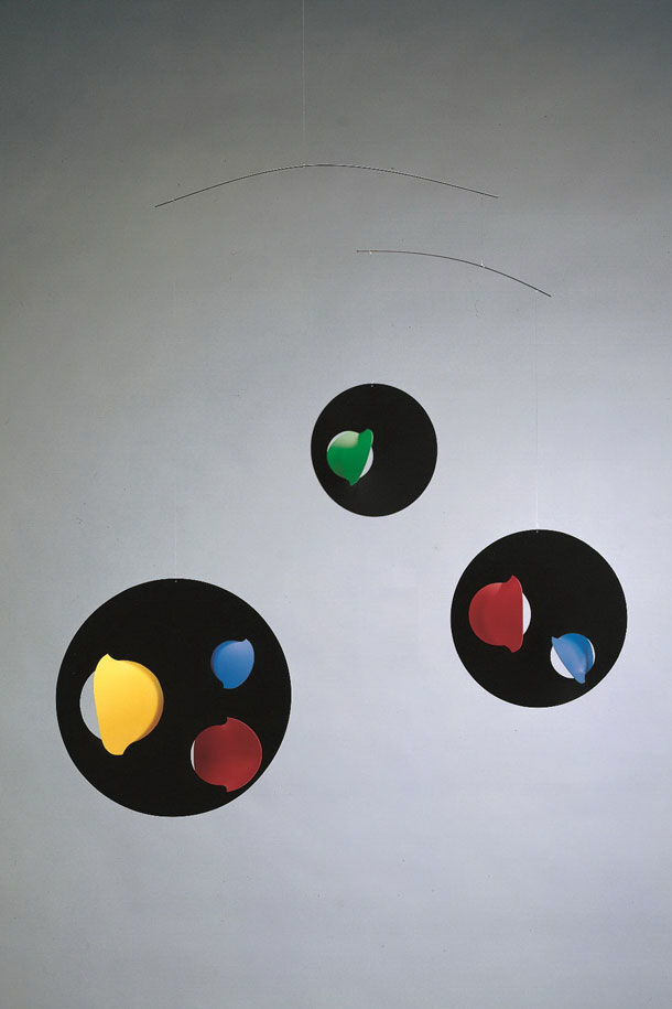 플렌스테드(Flensted)의 "매직 매직"은 덴마크 전통 공예를 현대적으로 재해석한 인테리어 모빌입니다. 블랙, 레드, 옐로우, 블루, 그린 등 다채로운 컬러의 원형 디스크가 조화롭게 구성되어 시선을 사로잡습니다. 가로 60cm, 세로 55cm의 크기로, 모던하고 미니멀한 공간에 잘 어울립니다. 균형 잡힌 구조로 제작되어 움직임의 아름다움을 선사하며, 모든 연령대가 즐길 수 있는 디자인입니다. 단순한 장식을 넘어 공간에 활력을 불어넣는 매력적인 인테리어 소품입니다.
