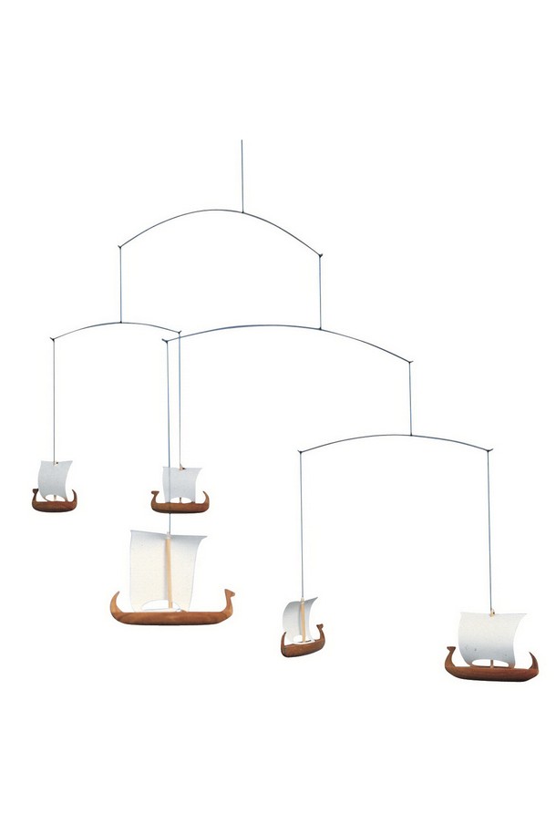 바이킹 모빌 5(Viking Mobile 5)는 800-1050년 바이킹 시대를 모티브로 제작된 인테리어 장식입니다. 티크목, 카드보드, 실, 와이어 등 섬세한 소재로 제작되었으며, 5개의 바이킹 선박이 움직이는 모빌 형태로 구성되었습니다. 클래식하고 빈티지한 분위기를 자아내며, 조각 디테일과 돛으로 섬세함을 더했습니다. 가로 65cm, 세로 27cm 크기로, 공간에 독특한 포인트를 더해줍니다. 3개 선박 버전도 있습니다.
