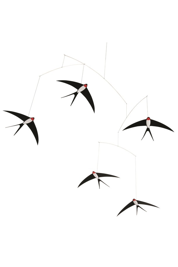플렌스테드(Flensted)의 제비 5 - Flying Swallows 5는 덴마크 전통 공예 기술로 제작된 인테리어 모빌입니다. 블랙과 화이트 두 가지 색상으로 제공되며, 제비 모티프의 섬세한 디자인이 특징입니다. 모던하면서도 북유럽 스타일을 담아 어떤 공간에도 잘 어울리며, 50 x 75cm 크기로 안정감 있는 균형을 선사합니다. 1953년부터 시대를 초월하는 디자인으로 사랑받아 온 이 모빌은 모든 연령대에게 즐거움을 선사하며 공간에 특별한 분위기를 더해줍니다.
