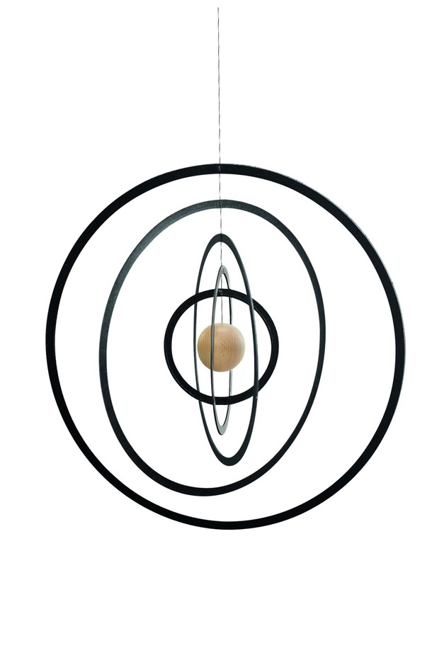 플렌스테드(Flensted)의 "우주 자연 - Science Fiction Nature"는 모던하고 미니멀한 감각을 담은 인테리어 모빌입니다. 블랙과 화이트 두 가지 색상으로 제공되며, 금속 소재와 기하학적인 패턴이 조화롭게 어우러져 세련된 분위기를 연출합니다. 덴마크 전통 공예 기술을 바탕으로 제작되어 균형 잡힌 디자인이 특징이며, 장식용으로 활용하여 공간에 독특한 포인트를 더할 수 있습니다. 모든 연령대가 사용 가능하며, 북유럽 스타일의 인테리어를 선호하는 분들께 추천합니다.
