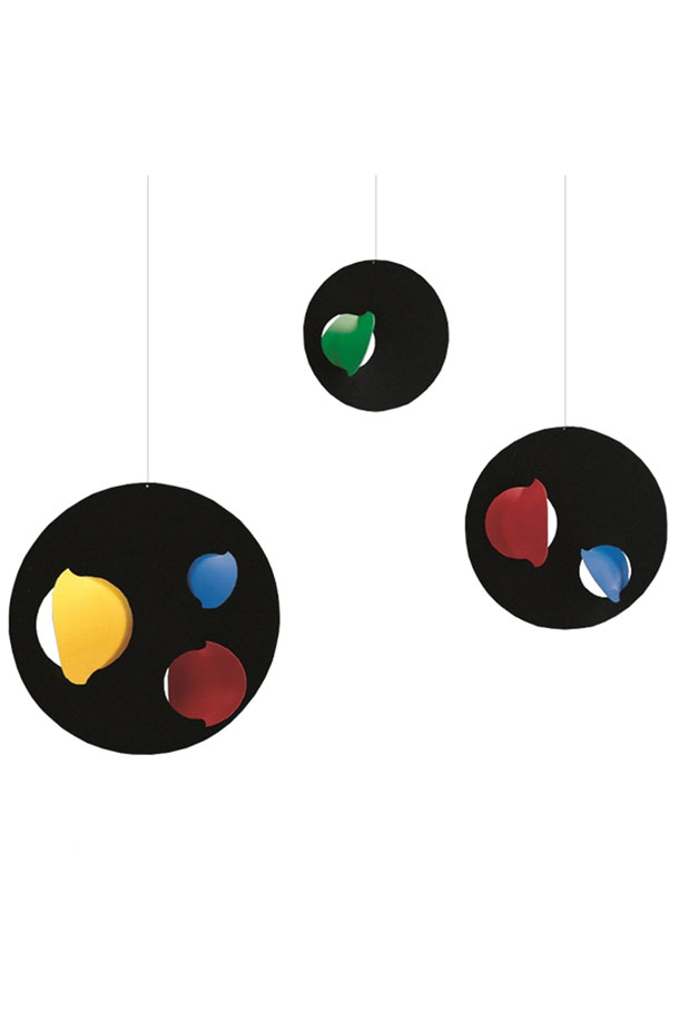 플렌스테드(Flensted)의 "매직 매직"은 덴마크 전통 공예를 현대적으로 재해석한 인테리어 모빌입니다. 블랙, 레드, 옐로우, 블루, 그린 등 다채로운 컬러의 원형 디스크가 조화롭게 구성되어 시선을 사로잡습니다. 가로 60cm, 세로 55cm의 크기로, 모던하고 미니멀한 공간에 잘 어울립니다. 균형 잡힌 구조로 제작되어 움직임의 아름다움을 선사하며, 모든 연령대가 즐길 수 있는 디자인입니다. 단순한 장식을 넘어 공간에 활력을 불어넣는 매력적인 인테리어 소품입니다.
