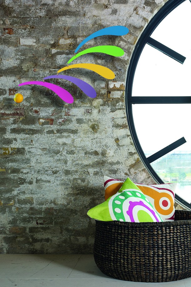 플렌스테드(Flensted)의 "리듬 무지개 - Flowing Rhythm rainbow" 모빌은 덴마크 전통 공예 기술로 제작된 인테리어 장식품입니다. 모던하고 북유럽 스타일의 디자인이 특징이며, 균형 잡힌 구조와 무지개색 컬러가 시각적인 즐거움을 선사합니다. 장식용으로 제작되었으며, 30 x 45 cm 크기로, 공간에 산뜻함을 더합니다. 전 연령대가 사용할 수 있으며, 1953년에 설립된 플렌스테드의 섬세한 디자인을 경험할 수 있습니다.
