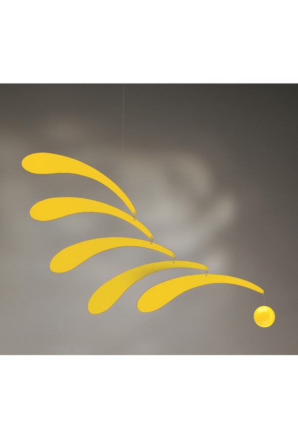 플렌스테드(Flensted)의 '리듬 Y- Flowing Rhythm Yellow'는 덴마크 전통 공예를 현대적으로 재해석한 인테리어 모빌입니다. 모던하고 북유럽 스타일의 디자인으로, 추상적인 패턴과 부드러운 균형감을 선사합니다. 옐로우 컬러가 공간에 산뜻함을 더하며, 장식용으로 활용하여 감각적인 분위기를 연출할 수 있습니다. 1953년 설립된 플렌스테드의 독창적인 기술력으로 제작되었으며, 모든 연령대에서 안전하게 사용할 수 있습니다.
