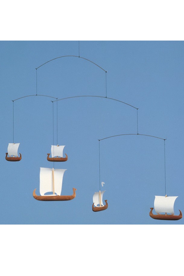 바이킹 모빌 5(Viking Mobile 5)는 800-1050년 바이킹 시대를 모티브로 제작된 인테리어 장식입니다. 티크목, 카드보드, 실, 와이어 등 섬세한 소재로 제작되었으며, 5개의 바이킹 선박이 움직이는 모빌 형태로 구성되었습니다. 클래식하고 빈티지한 분위기를 자아내며, 조각 디테일과 돛으로 섬세함을 더했습니다. 가로 65cm, 세로 27cm 크기로, 공간에 독특한 포인트를 더해줍니다. 3개 선박 버전도 있습니다.
