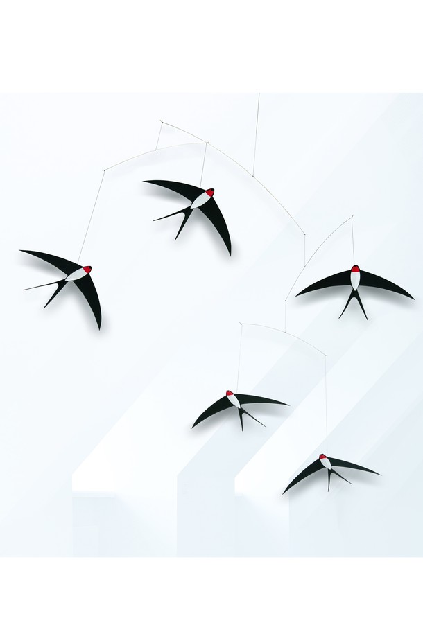 플렌스테드(Flensted)의 제비 5 - Flying Swallows 5는 덴마크 전통 공예 기술로 제작된 인테리어 모빌입니다. 블랙과 화이트 두 가지 색상으로 제공되며, 제비 모티프의 섬세한 디자인이 특징입니다. 모던하면서도 북유럽 스타일을 담아 어떤 공간에도 잘 어울리며, 50 x 75cm 크기로 안정감 있는 균형을 선사합니다. 1953년부터 시대를 초월하는 디자인으로 사랑받아 온 이 모빌은 모든 연령대에게 즐거움을 선사하며 공간에 특별한 분위기를 더해줍니다.
