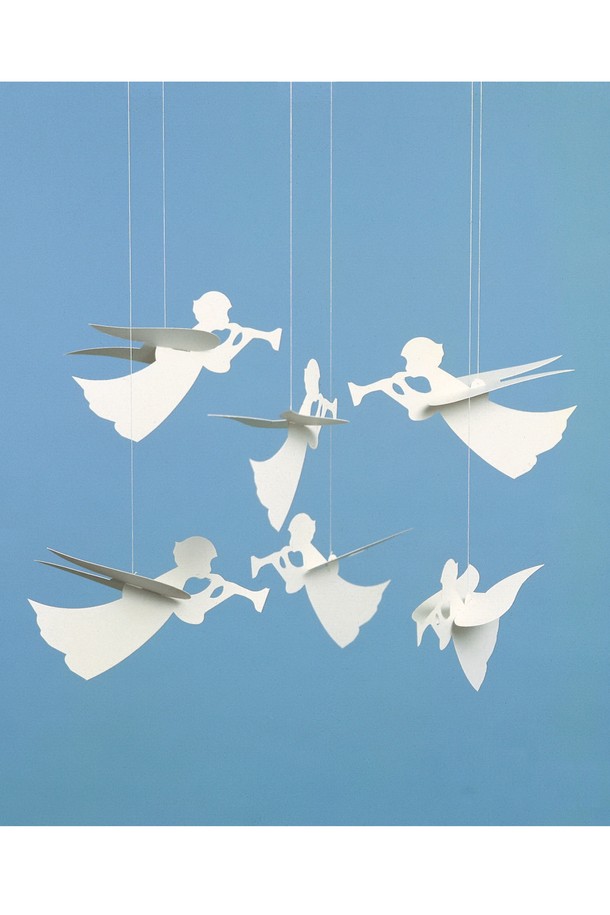 하늘을 나는 천사의 모습을 담은 "천사 - 엔젤 모빌"입니다. 종이, 와이어, 실을 사용하여 제작되었으며, 미니멀한 스타일의 실내 장식에 적합합니다. 하얀색 천사 패턴의 디자인은 3D 입체 효과를 선사하며, 공기 흐름에 따라 아름다운 움직임을 연출합니다. 접이식 기능으로 보관이 용이하며, 조명과 함께 사용하여 더욱 풍성한 그림자 효과를 즐길 수 있습니다. 계절에 맞춰 실내 분위기를 변화시키는 데 활용해 보세요.
