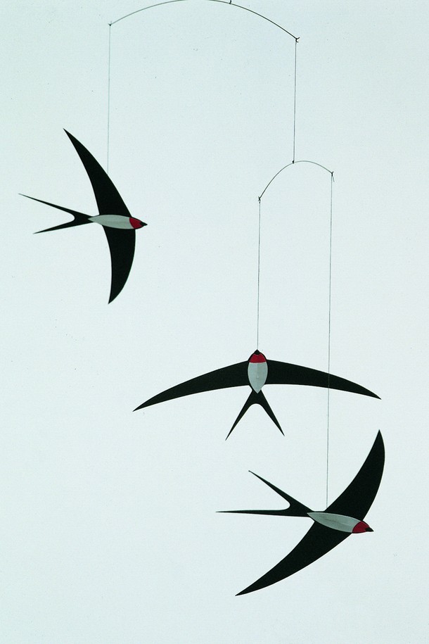 플렌스테드(Flensted)의 제비 3 - Flying Swallows 3는 침대 위나 소파 위에 설치하여 공간에 생기를 불어넣는 인테리어 모빌입니다. 카드보드와 와이어 소재로 제작되었으며, 모던하고 미니멀한 디자인으로 우아한 비행 패턴을 연출합니다. 제비 3마리가 조화롭게 구성되어 있으며, 블랙과 화이트 컬러의 세련된 조합이 특징입니다. 덴마크 전통 공예 기술을 바탕으로 제작된 이 모빌은 균형 잡힌 구조로 안정감을 선사하며, 실내 공간에 특별한 분위기를 더합니다. 제품 크기는 35 x 50cm입니다.
