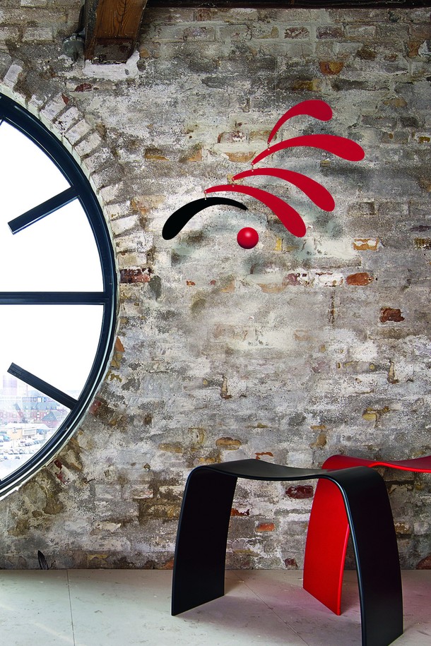 플렌스테드(Flensted)의 '리듬 R- 플로잉 리듬 레드'는 덴마크 전통 공예 기술로 탄생한 모던하고 세련된 인테리어 모빌입니다. 30 x 45 cm 크기의 이 모빌은 균형 잡힌 디자인과 붉은색 컬러가 조화롭게 어우러져 공간에 생동감을 더합니다. 1953년 설립된 플렌스테드의 독창적인 디자인은 안정감과 즐거움을 선사하며, 전 연령대가 함께 즐길 수 있습니다. '리듬 R- 플로잉 리듬 레드'는 단순한 장식을 넘어, 당신의 공간에 특별한 감성을 불어넣는 인테리어 소품입니다.
