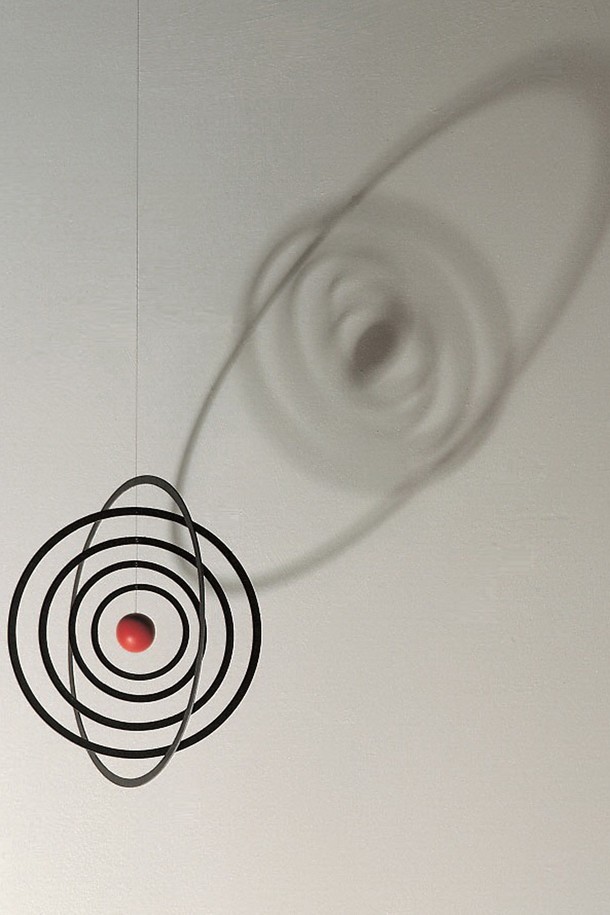 우주 - 사이언스 픽션(Science Fiction) 모빌은 1956년 Christian Flensted의 클래식 디자인을 바탕으로 제작되었습니다. Fibreboard와 비치 우드(Beech wood) 소재로 제작되었으며, 24 x 24 cm 크기로 벽이나 천장에 걸어 인테리어 효과를 낼 수 있습니다. Natural-black 색상에 우주와 공상과학 무늬가 어우러져 모던하고 클래식한 분위기를 연출합니다. 빛이 있는 곳에 두면 환상적인 그림자 효과를 만들어내며, 주변 환경과 조화롭게 어우러지도록 디자인되었습니다. 오래도록 변치 않는 가치를 지닌 인테리어 소품입니다.
