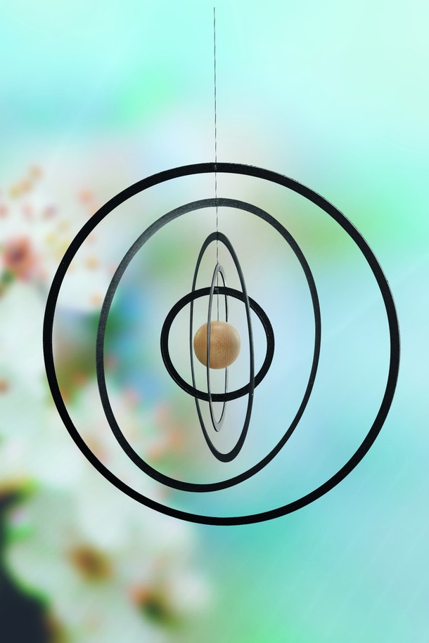 플렌스테드(Flensted)의 "우주 자연 - Science Fiction Nature"는 모던하고 미니멀한 감각을 담은 인테리어 모빌입니다. 블랙과 화이트 두 가지 색상으로 제공되며, 금속 소재와 기하학적인 패턴이 조화롭게 어우러져 세련된 분위기를 연출합니다. 덴마크 전통 공예 기술을 바탕으로 제작되어 균형 잡힌 디자인이 특징이며, 장식용으로 활용하여 공간에 독특한 포인트를 더할 수 있습니다. 모든 연령대가 사용 가능하며, 북유럽 스타일의 인테리어를 선호하는 분들께 추천합니다.
