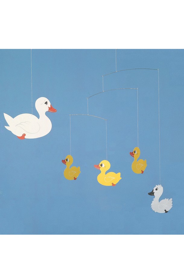 안데르센의 동화 "미운 오리 새끼"를 모티브로 한 홈데코 모빌입니다. 종이, 실, 와이어를 사용하여 섬세하게 제작되었으며, 오리/백조 디자인의 패턴이 특징입니다. 43 x 43 cm 크기로, 얇은 두께감과 움직임이 돋보이는 밸런스 모빌 구조가 특징입니다. 실내 인테리어 장식 및 교육용으로 활용 가능하며, 공기의 흐름에 따라 움직이는 그림자 효과를 통해 동화 속 장면을 연출합니다. 직사광선과 강한 바람을 피하고, 조심스럽게 다루어 주시기 바랍니다.
