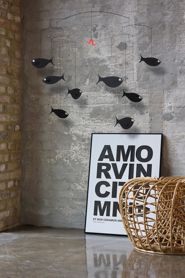 플렌스테드(Flensted)의 '고기떼 - Shoal of Fish'는 덴마크 전통 공예 기술로 탄생한 인테리어 모빌입니다. 블랙과 화이트 두 가지 색상으로 제공되며, 물고기 무늬가 섬세하게 표현되어 있습니다. 45 x 60 cm 크기의 이 모빌은 북유럽 스타일의 모던한 디자인으로 어떤 공간에도 잘 어울립니다. 균형 잡힌 구조는 시각적인 안정감을 선사하며, 보는 이에게 즐거움을 선사합니다. 1953년 설립된 플렌스테드의 시대를 초월하는 디자인을 만나보세요.
