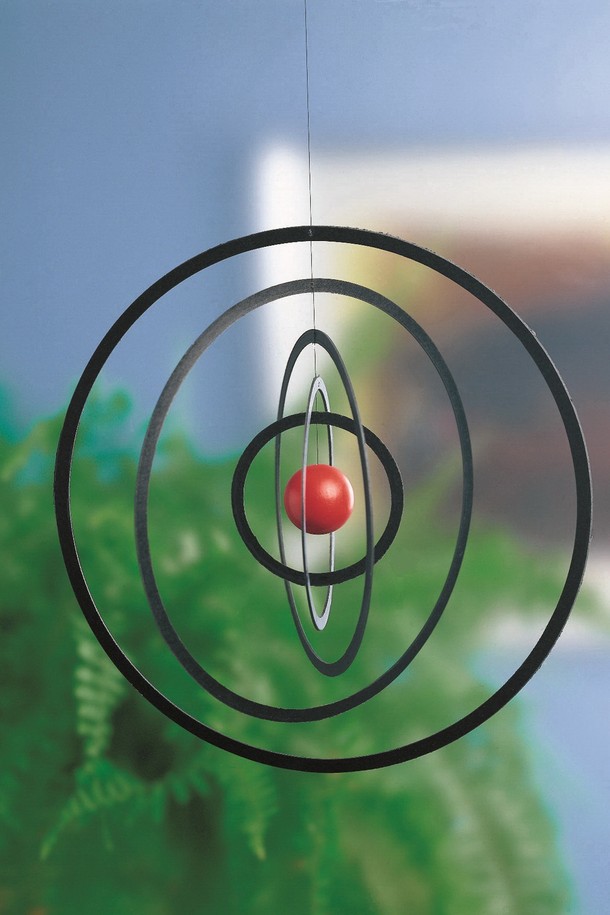 우주 - 사이언스 픽션(Science Fiction) 모빌은 1956년 Christian Flensted의 클래식 디자인을 바탕으로 제작되었습니다. Fibreboard와 비치 우드(Beech wood) 소재로 제작되었으며, 24 x 24 cm 크기로 벽이나 천장에 걸어 인테리어 효과를 낼 수 있습니다. Natural-black 색상에 우주와 공상과학 무늬가 어우러져 모던하고 클래식한 분위기를 연출합니다. 빛이 있는 곳에 두면 환상적인 그림자 효과를 만들어내며, 주변 환경과 조화롭게 어우러지도록 디자인되었습니다. 오래도록 변치 않는 가치를 지닌 인테리어 소품입니다.
