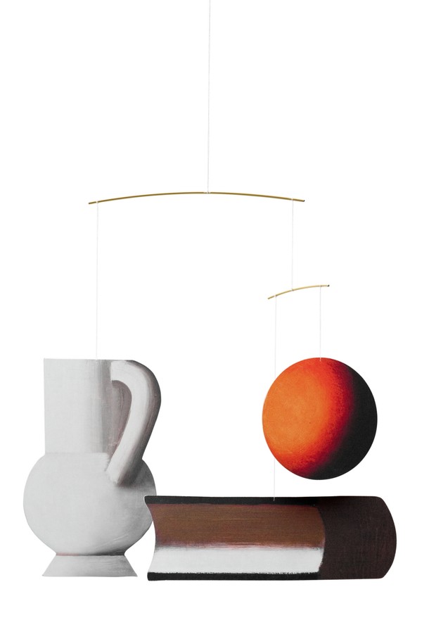 빌헬름 룬드스트롬 1932 - 룬드스트롬 1932는 미니멀하고 모던한 감각을 더하는 모빌 아트피스입니다. 종이 소재에 화이트와 오렌지 컬러의 기하학 패턴이 조화를 이루어 3차원 시각 효과를 선사합니다. 공기의 흐름에 따라 섬세하게 움직이는 디자인은 정적인 공간에 생동감을 불어넣습니다. 실내 인테리어 장식으로, 그림자 효과를 통해 공간에 깊이감을 더합니다. 빌헬름 룬드스트롬 1932는 예술 작품을 움직이는 조각으로 변환하여 특별한 분위기를 연출합니다.
