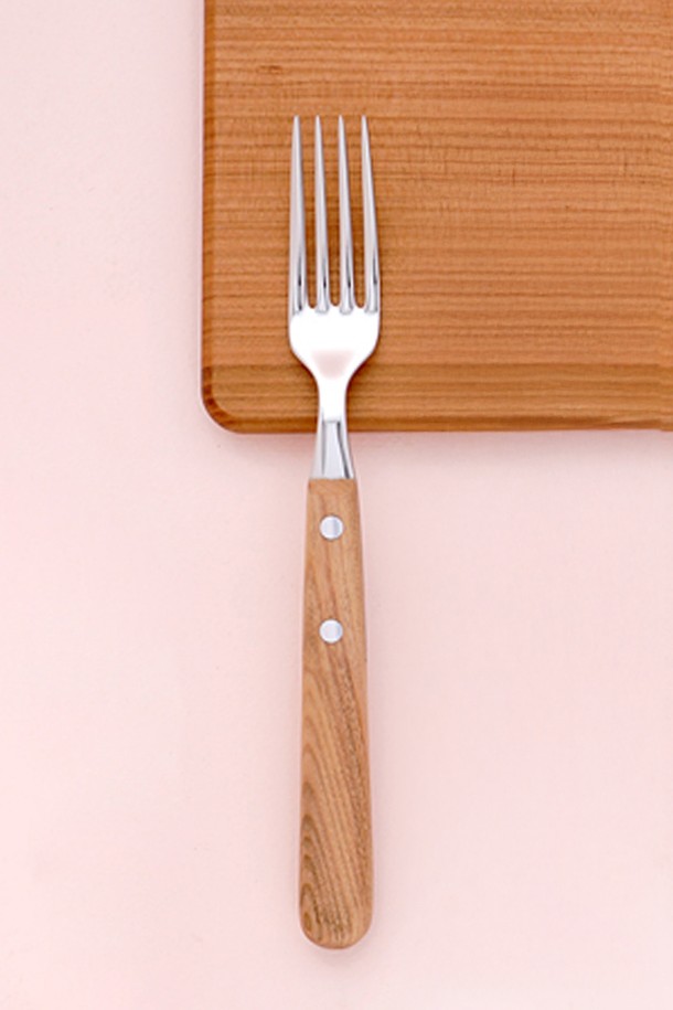 [로버트허더] 디너 포크 (체리)는 스테인리스 스틸과 체리나무를 사용하여 제작된 클래식 스타일의 포크입니다. 비스트로 타입 디자인으로, 세련된 식탁 연출을 돕습니다. 체리 컬러의 손잡이는 따뜻하고 고급스러운 분위기를 더하며, 식사 시간을 더욱 풍성하게 만들어 줍니다. 견고한 내구성과 아름다운 디자인으로 오랫동안 사용할 수 있는 제품입니다. 격조 높은 식사를 위한 필수 아이템입니다.
