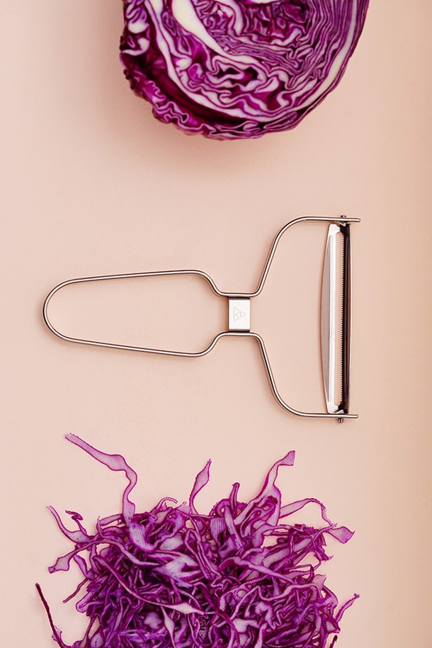 [트라이앵글] 양배추칼은 넓은 칼날과 미세 톱니날이 특징으로, 양배추 슬라이스, 채썰기, 야채 필링에 최적화된 주방용품입니다. 전체 스테인리스스틸 구조로 제작되어 녹슬 염려 없이 위생적으로 사용할 수 있으며, 뛰어난 내구성을 자랑합니다. 손잡이 일체형 디자인으로 세척이 용이하여 편리하게 관리할 수 있습니다. 식품 안전 기준을 충족하며, 변형 없이 오랫동안 사용할 수 있습니다. 식기세척기 사용이 가능하여 위생적이고 간편하게 관리할 수 있습니다.
