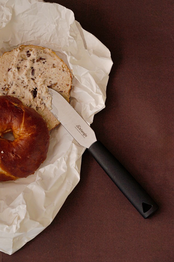 [트라이앵글] 스프레딩 나이프 그린그립은 주방 조리 도구로, 버터 스프레딩에 최적화된 제품입니다. 그린 컬러 손잡이와 일자형 나이프 디자인으로 시각적인 만족감과 실용성을 동시에 제공합니다. 스테인레스 스틸과 플라스틱 소재로 제작되어 튼튼하며, 실버 컬러의 날이 세련된 느낌을 더합니다. 그립감이 좋은 손잡이는 사용 시 편안함을 선사하며, 식기세척기 사용이 가능하여 편리하게 관리할 수 있습니다.
