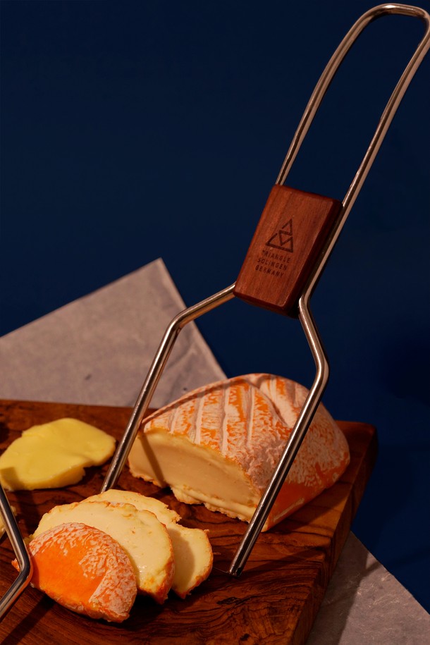 [트라이앵글] 와이어 치즈 슬라이서 7cm는 스테인리스 스틸과 자두나무를 사용하여 제작되었습니다. 이 치즈 슬라이서는 7cm 크기로, 와이어 교체, 두께 조절, 와이어 장력 조절 기능을 제공합니다. 치즈와 버터를 슬라이싱하기에 적합하며, FSC 인증을 받은 친환경 소재로 제작되어 식품 안전성을 확보했습니다. 와이어 커팅 메커니즘과 목재 클램프, 교체형 와이어, 특허 디자인을 특징으로 합니다.
