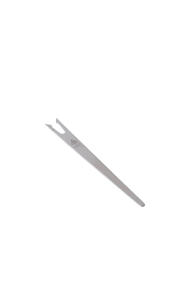 [트라이앵글] 안티파스티 포크는 위생적인 식사를 위한 필수 아이템입니다. 재활용 스테인리스스틸 소재로 제작되어 내구성이 뛰어나며, 얇고 기능적인 디자인의 포크 팁이 특징입니다. 식기세척기 사용이 가능하여 편리하며, 6개 세트로 구성되어 넉넉하게 사용할 수 있습니다. 재활용 소재의 특성상 미세한 사용감이 있을 수 있습니다. 트라이앵글 안티파스티 포크로 더욱 즐거운 식사 시간을 만들어 보세요.
