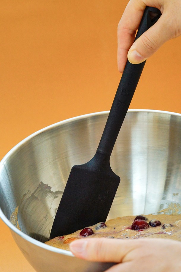 [트라이앵글] 실리콘 스패츌러 25cm는 주방 조리에 유용한 실리콘 소재의 스패츌러입니다. 25cm 길이로 제작되어 다양한 요리에 활용하기 좋으며, 블랙 색상으로 세련된 디자인을 자랑합니다. 손잡이가 있어 사용이 편리하며, 내열성을 갖춰 뜨거운 음식에도 안심하고 사용할 수 있습니다. 주방 필수품으로, 요리의 즐거움을 더해줄 것입니다.
