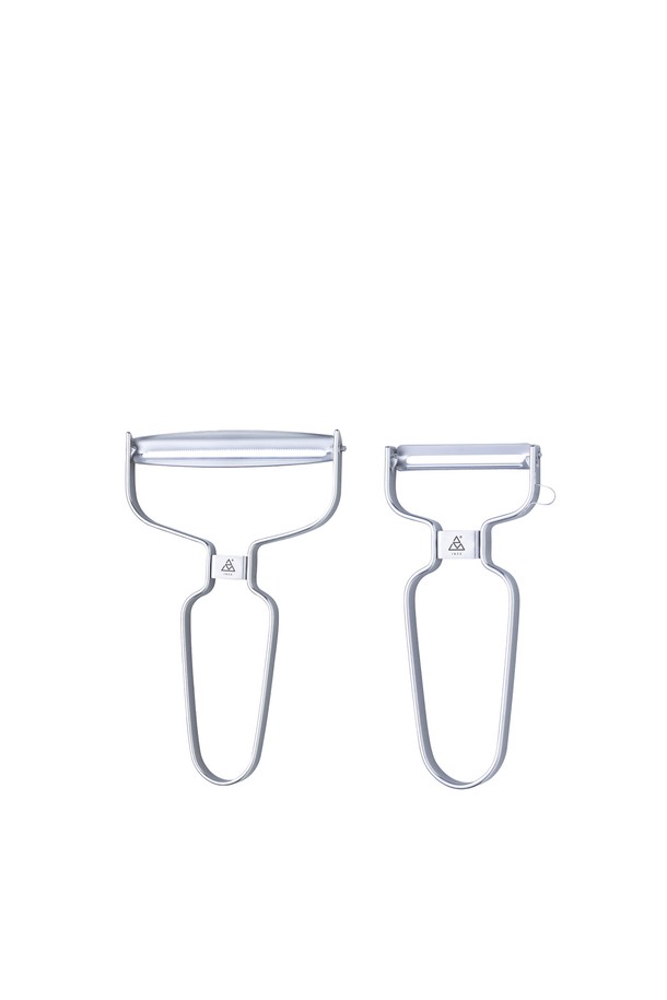 [트라이앵글] 감자칼+양배추채칼은 주방 식재료 준비를 위한 필수품입니다. 스테인리스 스틸과 강화 스틸 소재로 제작되어 녹 방지 및 뛰어난 내구성을 자랑합니다. 회전식 칼날과 정밀 가공 블레이드로 감자 필링, 양배추 슬라이싱, 감자 눈 제거가 용이합니다. 넓은 칼날과 미세 톱니 블레이드는 더욱 편리한 사용감을 제공하며, 위생적인 스테인리스 소재로 식기세척기 사용이 가능하여 관리 또한 간편합니다. 본품 1개로 구성되어 있습니다.
