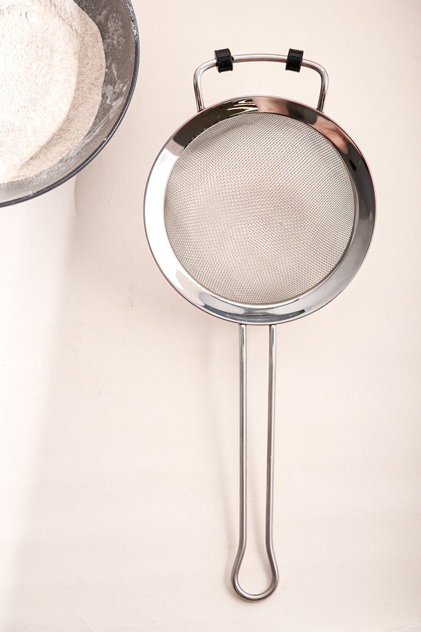 [트라이앵글] 베이킹 채망은 베이킹과 조리에 유용한 주방용품입니다. 스테인레스 소재로 제작되어 내구성이 뛰어나며, 실버 색상으로 깔끔한 디자인을 자랑합니다. 원형 형태의 채망은 메쉬 구조로 되어 있어 재료를 섬세하게 걸러낼 수 있습니다. 손잡이가 부착되어 사용이 편리하며, [트라이앵글] 브랜드의 품질을 보장합니다. 다양한 요리에 활용하여 더욱 훌륭한 결과물을 얻으세요.
