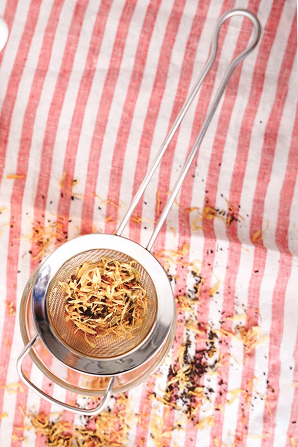 [트라이앵글] 차망은 주방에서 차를 우릴 때 유용한 스테인리스스틸 소재의 거름망입니다. 1mm 간격의 촘촘한 메쉬가 차 찌꺼기 유출을 효과적으로 방지하며, 위생적인 사용이 가능합니다. 긴 손잡이와 곡선형 메쉬 디자인으로 편리하게 사용할 수 있으며, 식기세척기 사용이 가능하여 관리도 용이합니다. 내구성이 뛰어나 오랫동안 사용할 수 있습니다.
