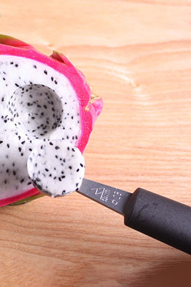 [트라이앵글] 싱글 멜론 볼러는 과일과 채소를 간편하게 가공할 수 있는 주방용 도구입니다. 스테인리스 스틸 소재로 제작되어 내구성이 뛰어나며, 전문가용 품질을 자랑합니다. 날카로운 엣지와 은 용접 처리된 조인트는 정교한 가공을 가능하게 합니다. 사용 후에는 식기세척기 사용이 가능하여 편리하게 관리할 수 있습니다. 멜론뿐만 아니라 다양한 과일과 채소에 활용하여 다채로운 요리를 즐겨보세요.
