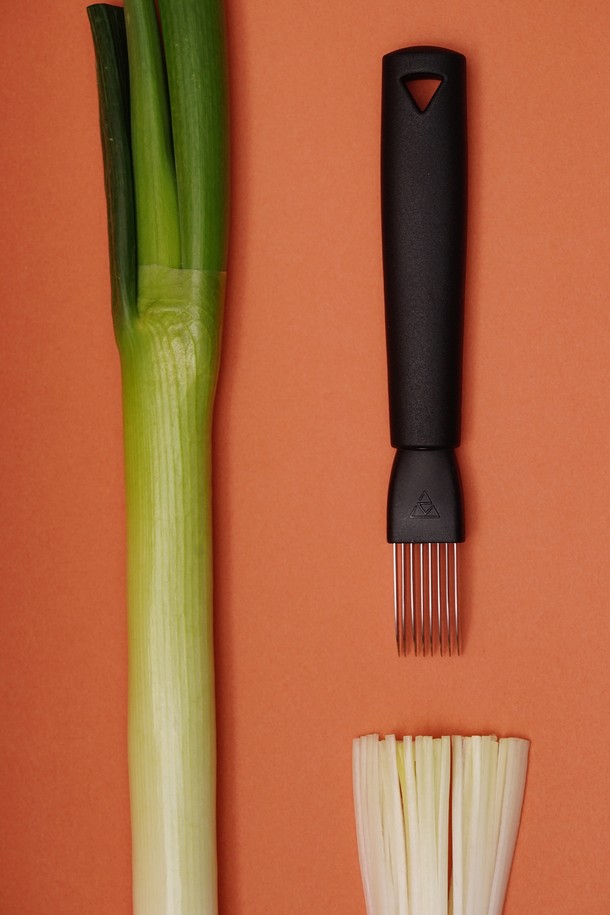 [트라이앵글] 거킨커터(파채칼)는 주방에서 채썰기와 슬라이스 기능을 수행하는 조리도구입니다. 파채 전용 커터로, 스테인레스와 플라스틱 소재로 제작되었으며, 블랙 색상을 띕니다. 안전한 사용을 고려한 손잡이 디자인으로 제작되었으며, 사용 후 세척이 용이하여 위생적인 관리가 가능합니다. 주방에서 간편하게 파채를 만들 수 있어 요리 시간을 절약해주는 실용적인 제품입니다.
