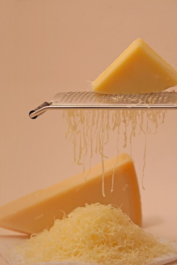 [트라이앵글] 치즈그레이터는 주방에서 다재다능하게 활용 가능한 필수품입니다. 스테인리스 스틸과 PP 소재로 제작되어 내구성이 뛰어나고 부식 방지 기능으로 위생적인 사용이 가능합니다. 실버와 블랙 색상으로 제공되며, 치즈, 레몬 제스트, 채소, 견과류 등 다양한 식재료를 손쉽게 갈 수 있습니다. 2mm 날 두께와 하단 지지대 디자인으로 안정적인 사용을 돕고, 그릇 위에 거치하여 사용할 수 있어 편리합니다. 본체 1개로 구성되어 있으며, 가장 대중적인 그레이터 타입으로 오랫동안 사용할 수 있습니다.
