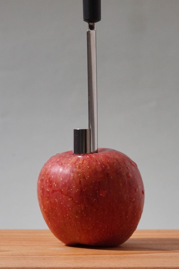 [트라이앵글] 애플 코러는 주방에서 간편하게 사과 속을 제거할 수 있는 실용적인 조리 도구입니다. 스테인레스 스틸과 PP 소재로 제작되어 내구성이 뛰어나며, 실버와 블랙 두 가지 색상으로 제공됩니다. 원통형 디자인으로 그립감이 뛰어나고, 날카로운 모서리를 통해 사과 코어를 깔끔하게 제거할 수 있습니다. 사용 후에는 식기세척기 사용이 가능하여 위생적으로 관리할 수 있으며, 본품 1개로 구성되어 있습니다. 정밀한 코어 제거 기능으로 요리 시간을 절약해주는 주방 필수품입니다.
