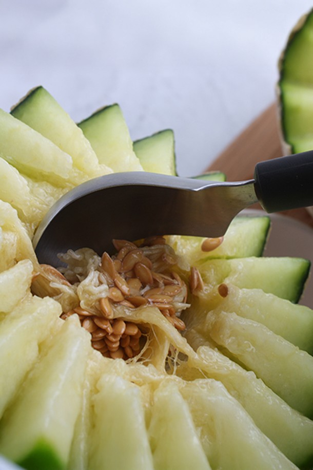 [트라이앵글] 과일 스푼은 스테인리스 스틸 소재로 제작되어 얇고 날렵한 끝부분 디자인이 특징입니다. 멜론, 호박 등 다양한 과일과 야채를 손쉽게 수저처럼 떠먹을 수 있도록 제작되었으며, 아이스크림용 스푼으로도 활용 가능합니다. 내구성과 내부식성이 뛰어나 오랜 기간 위생적으로 사용할 수 있으며, 식기세척기 사용이 가능하여 편리합니다. 식품 안전 기준을 충족하지만, 어린이가 사용할 때는 보호자의 주의가 필요합니다. 다용도로 활용 가능한 과일 스푼으로 식탁을 더욱 풍성하게 만들어 보세요.
