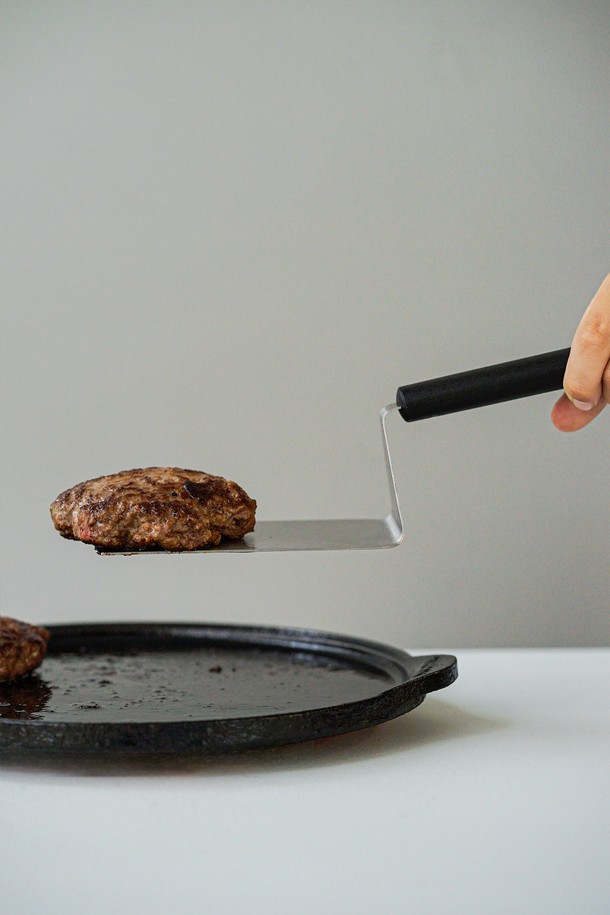 [트라이앵글] 플란차 스패츌러 그린그립은 주방 조리에 유용한 도구입니다. 스테인리스 스틸과 실리콘 소재로 제작되었으며, 실버와 그린 색상이 조화를 이룹니다. 내열 기능과 미끄럼 방지 기능이 있어 안전하게 사용할 수 있습니다. 그린 그립 손잡이가 특징이며, 스패츌러 형태로 디자인되어 다양한 요리에 활용 가능합니다. 주방에서 플란차 요리를 할 때 편리하게 사용할 수 있는 조리 도구입니다.
